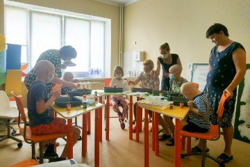 Благотворительный фонд «Берегиня»  обучает детей рисункам в технике эбру
