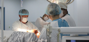 Травматологи-ортопеды КДКБ провели сложнейшую операцию с использованием тройной остеотомии таза
