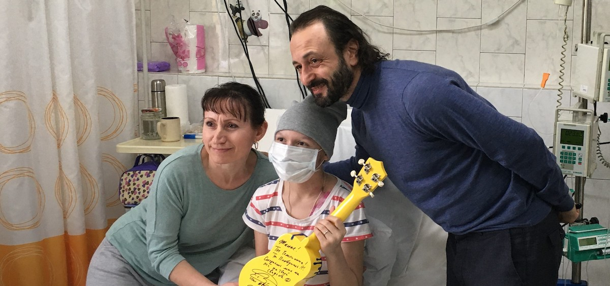 Илья Авербух навестил пациентов детского онкоцентра КДКБ